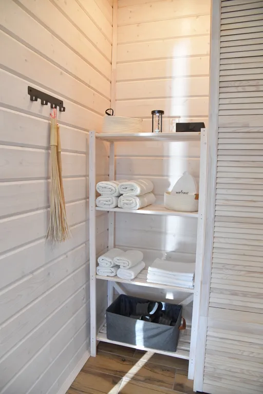 Дом на семью или компанию в лесу у большой воды