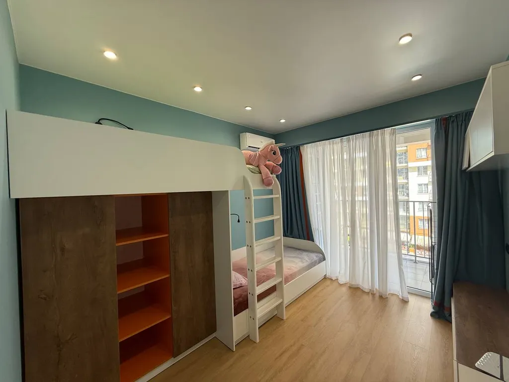 У моря: стильная евротрешка с двумя балконами и видом