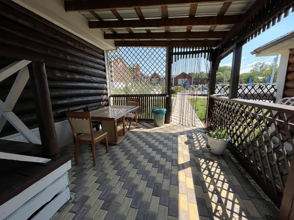 Деревянный дом для со всеми удобствами бассейн у крыльца, зелёный лес