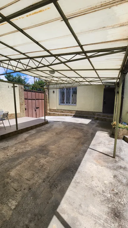 Дом с отдельным двором рядом с Театральной площадью