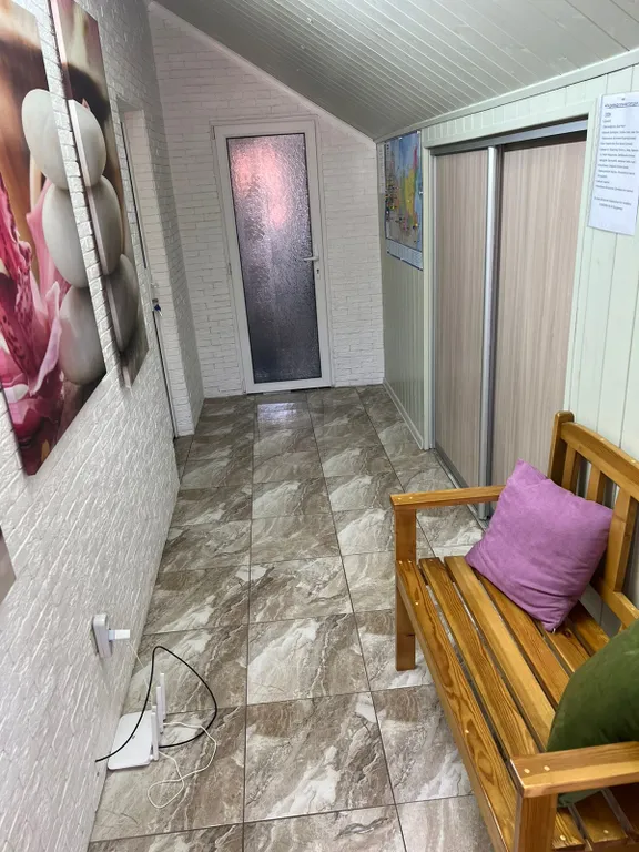 Уютная комната в доме с ванной комнатой