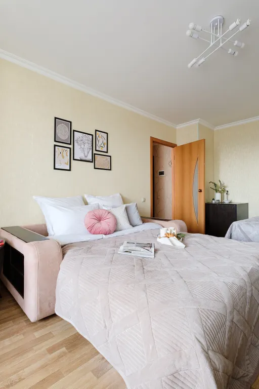 Широкая кровать и балкон для отдыха