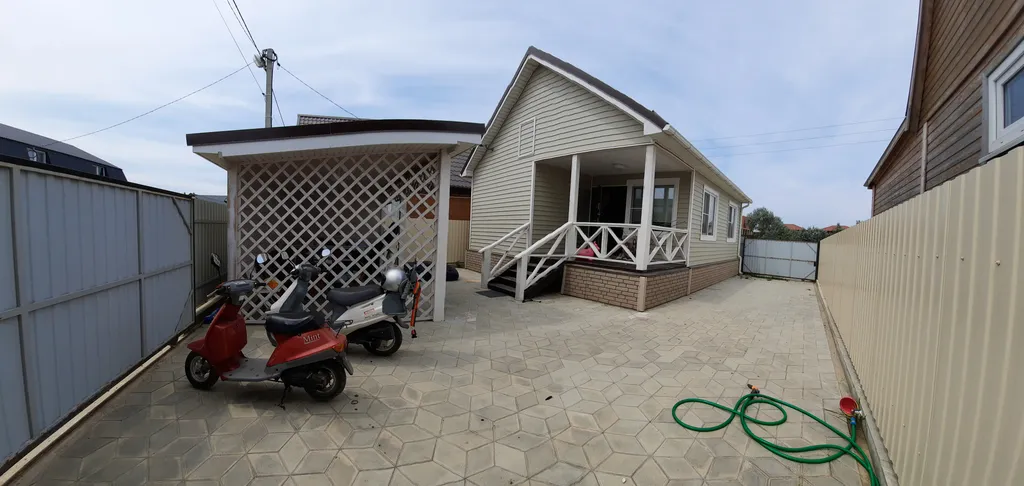 Коттедж с собственной территорией, большой беседкой и мангальной зоной