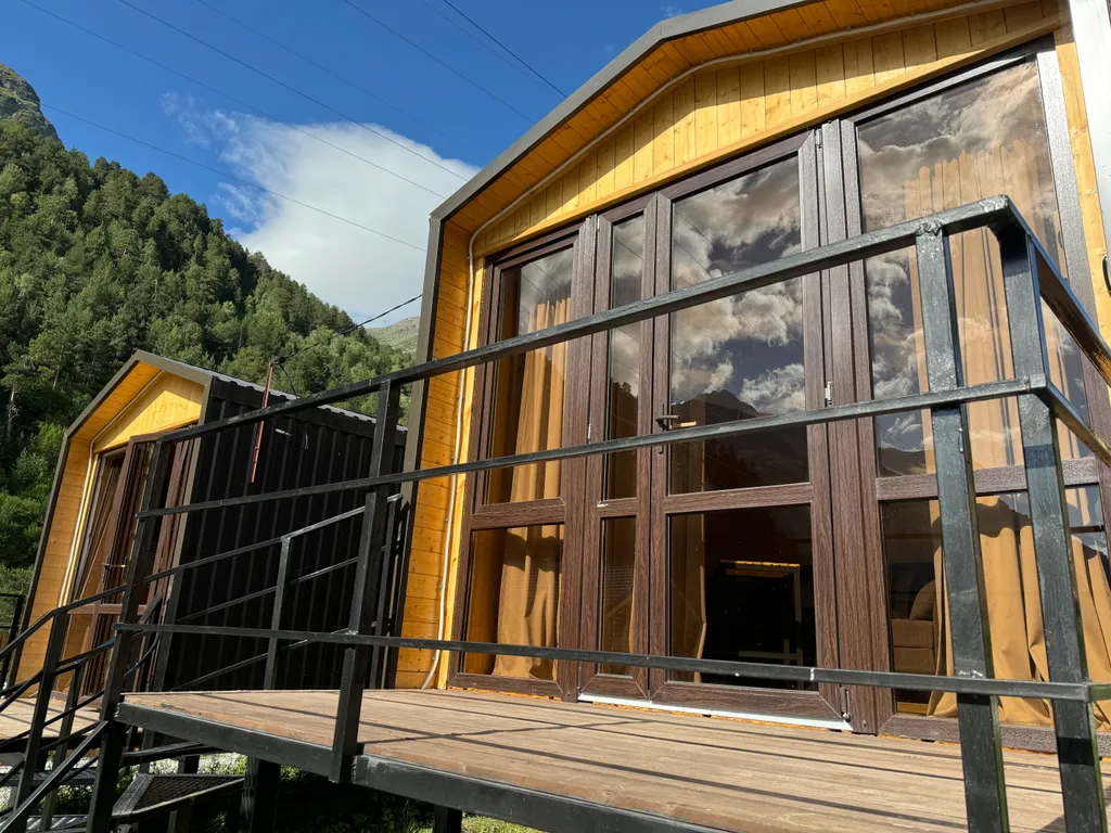 Домик рядом с нарзанным источником