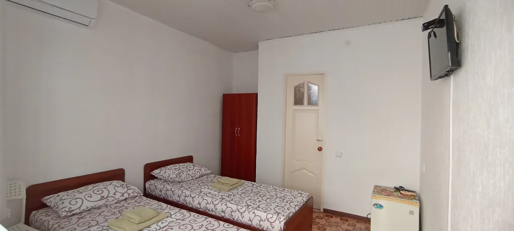 Уютный номер на первом этаже в маленьком гостевом доме с бассейном