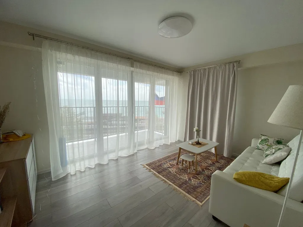 2-комнатная квартира с панорамными окнами у моря