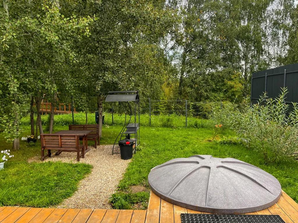 Дом на берегу реки с горячей купелью