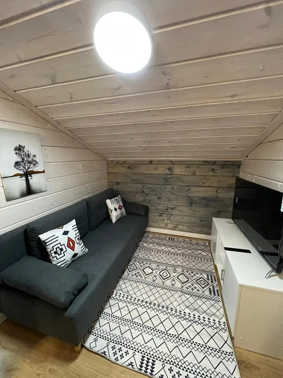 Большой дом с видом на озеро, 3 спальнями, сауной и детской площадкой