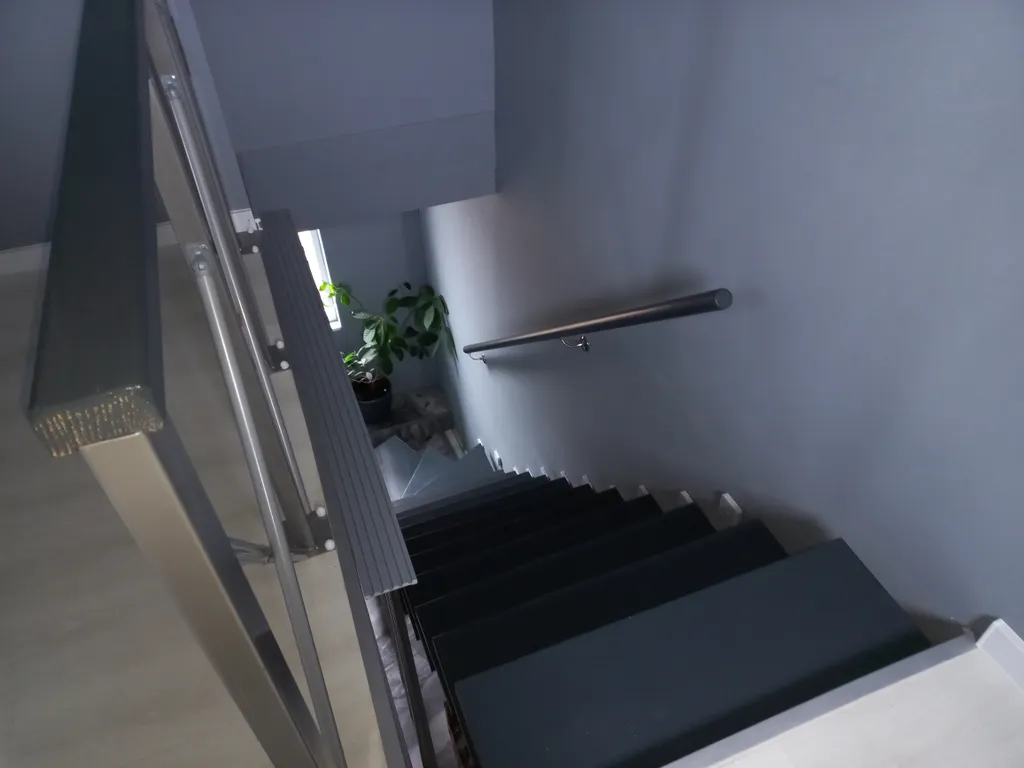 Дом с видом на море и отдельно стоящей баней.