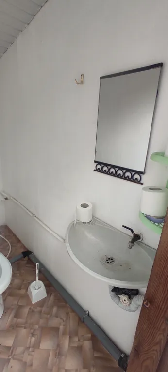 Маленький дом, простенький ремонт, не далеко он озер