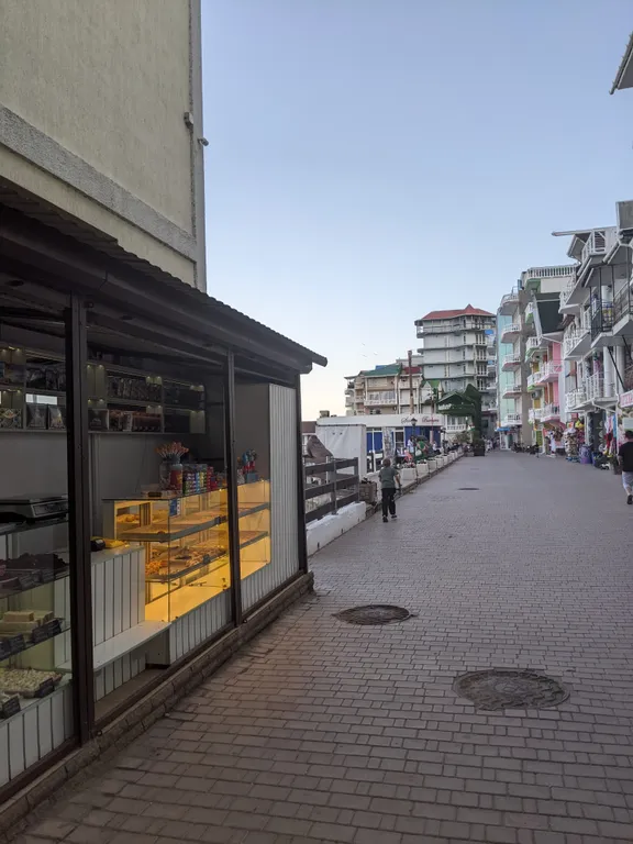 Уютная комната с балконом у моря