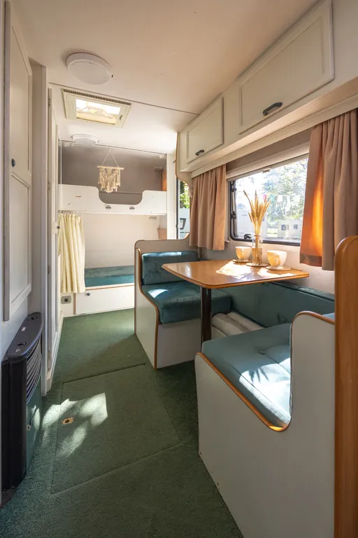 Семейный автодом возле озера