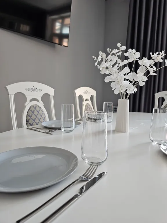 Новый современный дом в центре города, рядом с набережной.