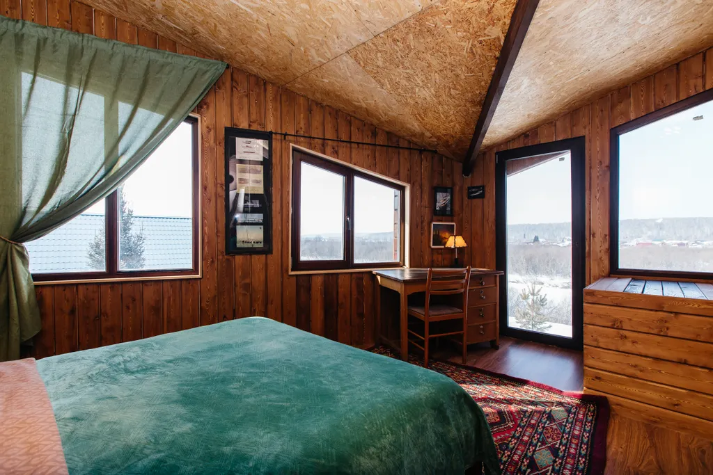 Дом с кораблем на берегу реки