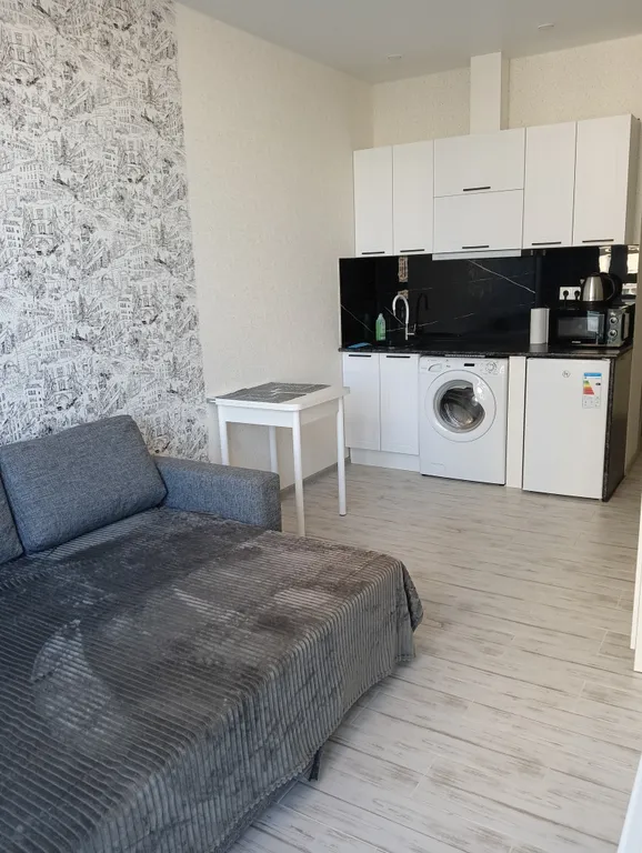 Уютная, светлая студия с панорамными окнами