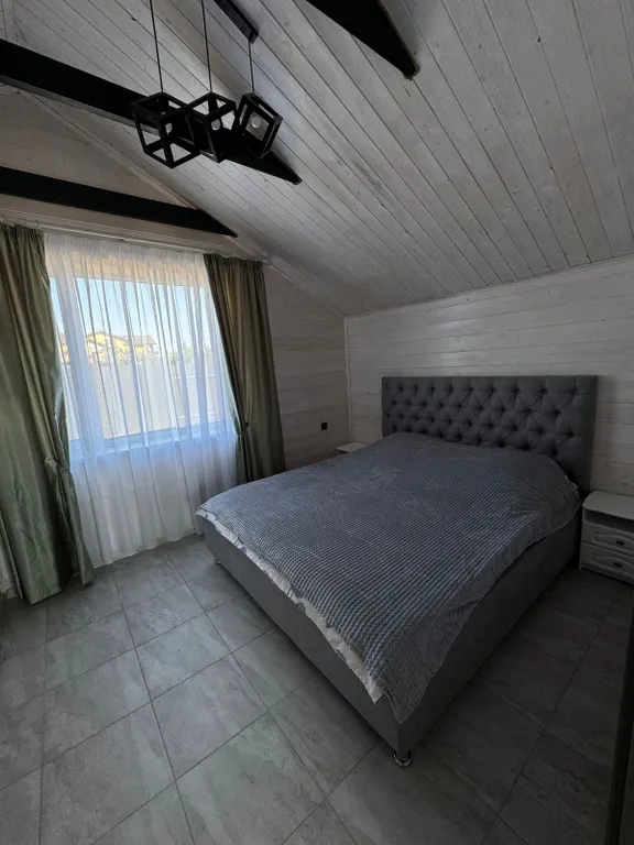 Уютный дом на берегу реки