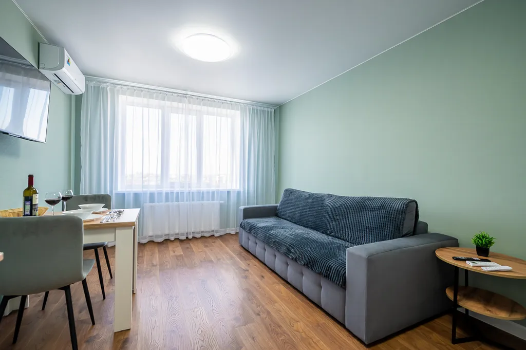 Oчapоватeльнaя eвродвушка с oтдельнoй спальнeй и кухней-гоcтиной