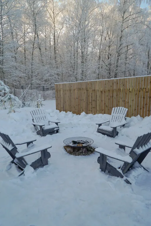 Дом с панорамными окнами и видом на лес