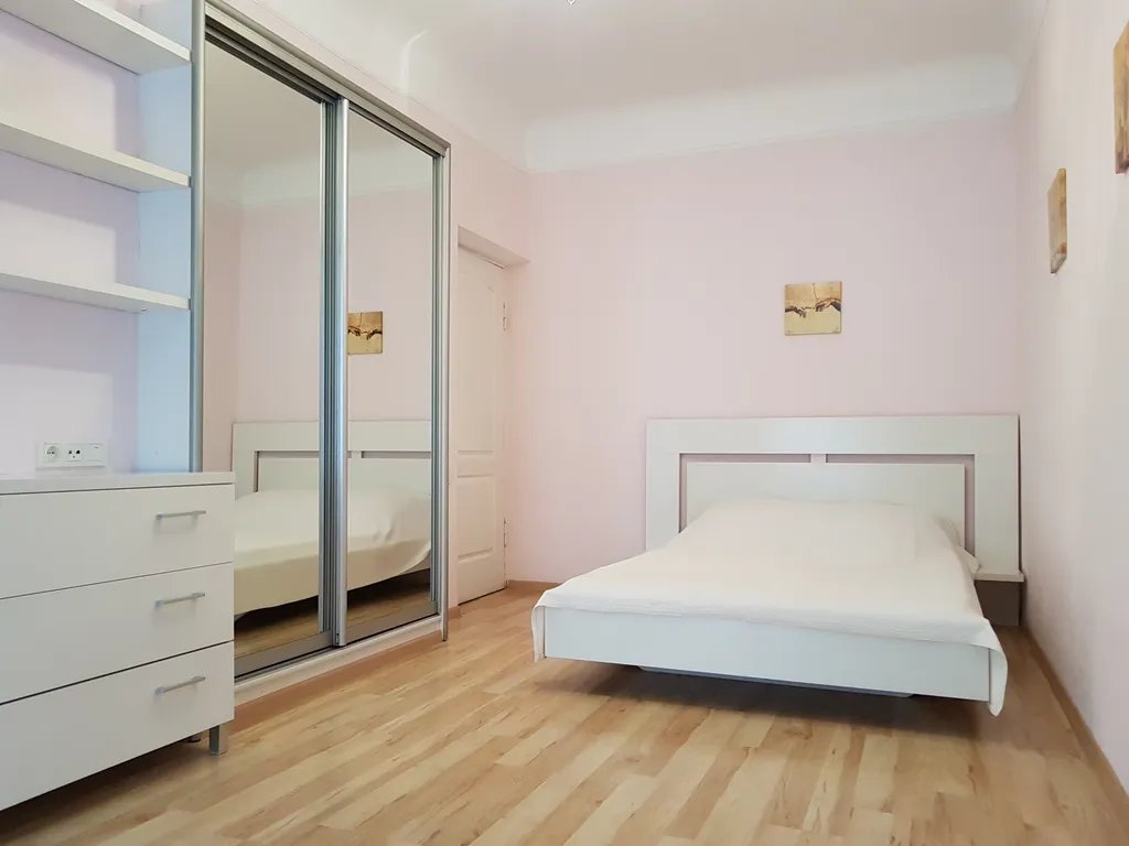 Уютная двухкомнатная квартира в центре со своим гаражем.