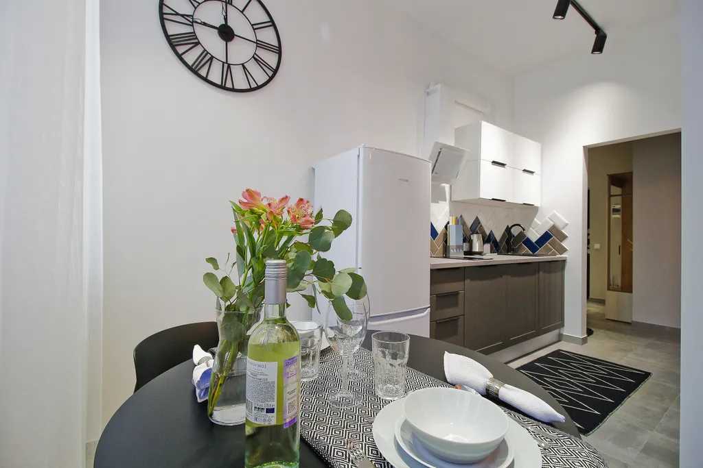 Студия с панорамными окнами в центре