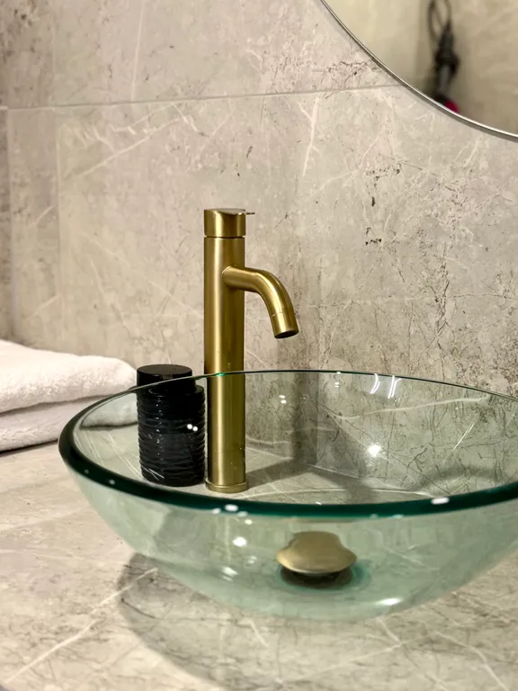 Дом на озере с бассейном