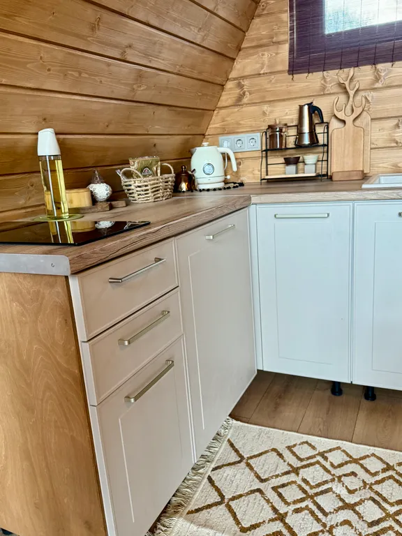 Дом-типи на берегу озера Валдайское