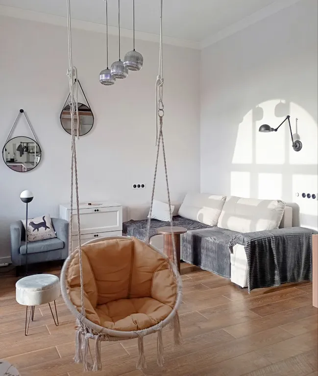 Уютная студия с высокими потолками