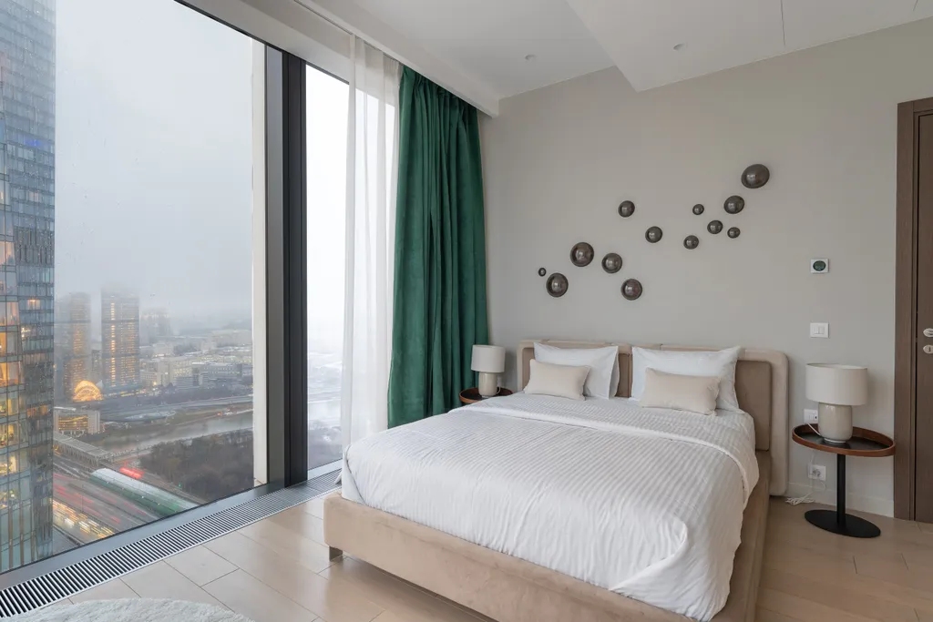 Квартира с угловой спальней и панорамной ванной комнатой