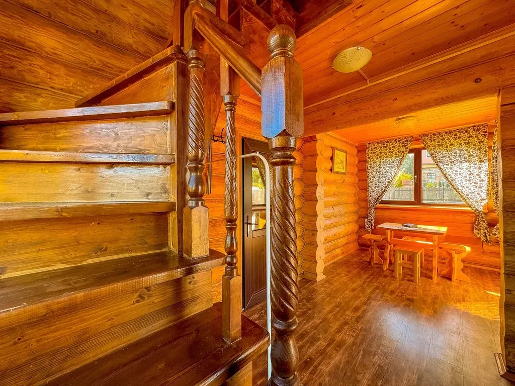 Уютный деревянный дом рядом с живописным озером