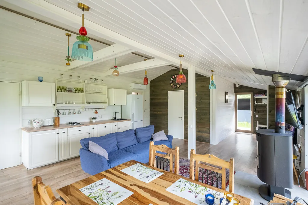 Цветочный домик с камином