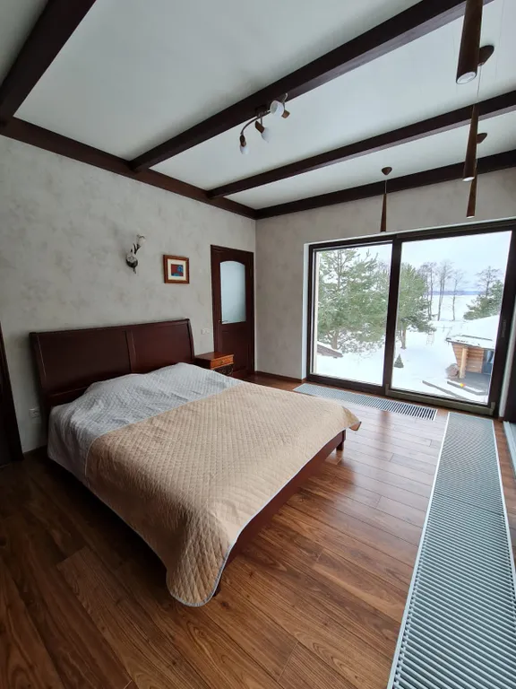 Дом и баня между озером и лесом