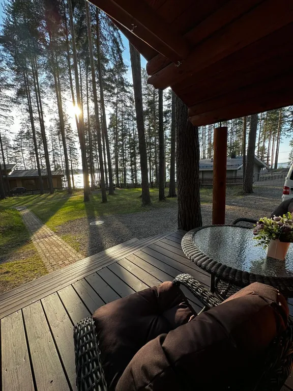 Дом с верандой из бревна у озера