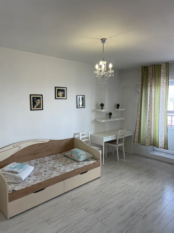 Крупногабаритная студия с высокими потолками в элитном доме