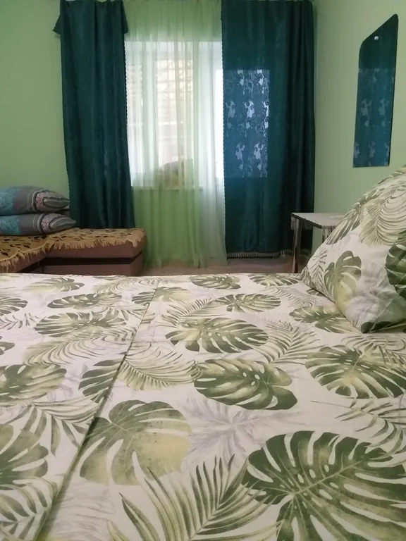 Квартира Уютный тихий дворик для желающих отдохнуть от шума городских улиц — аренда посуточно в Заозёрное