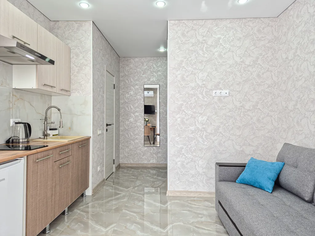 Просторная студия с балконом