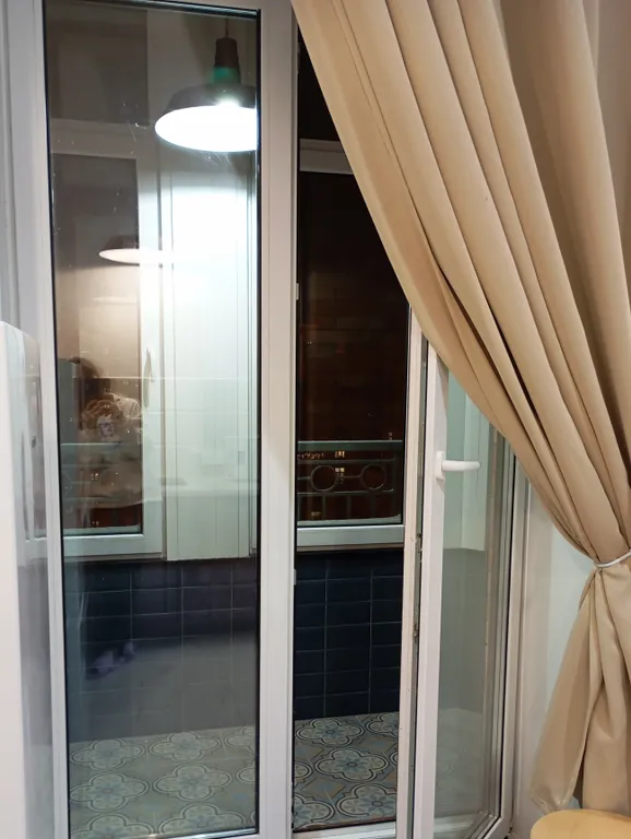 Уютная студия с высокими потолками