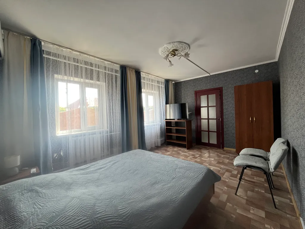 Двухэтажный дом с бассейном