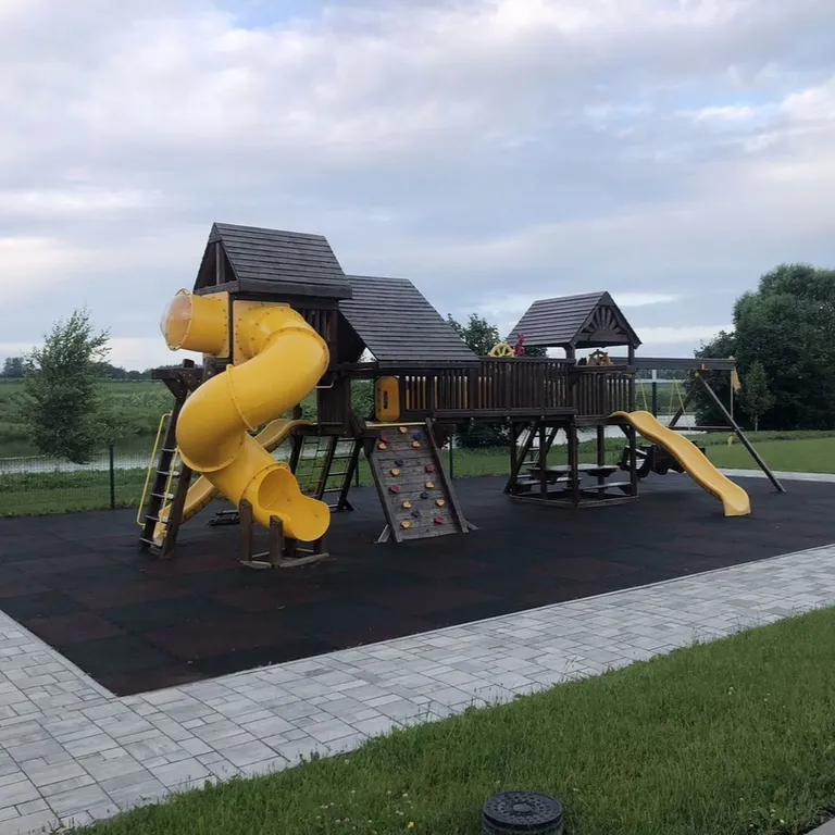 Дом у озера в стиле А-frame