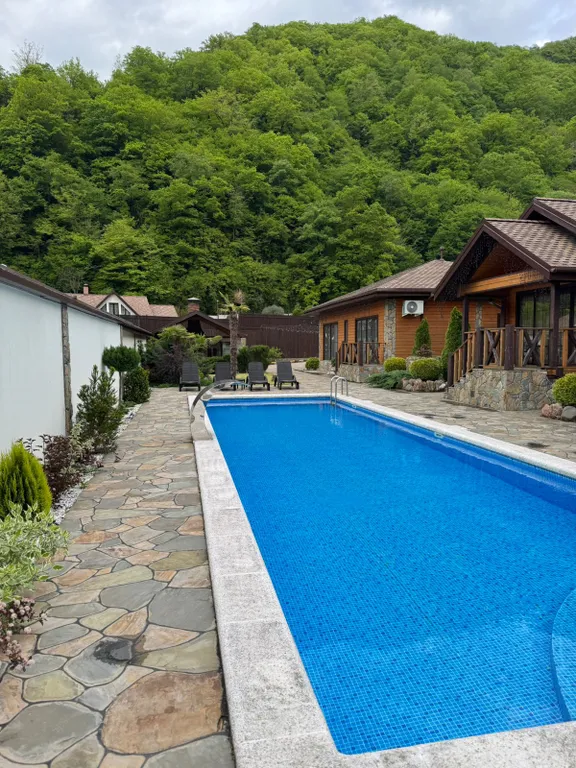 Дом с баней у гор