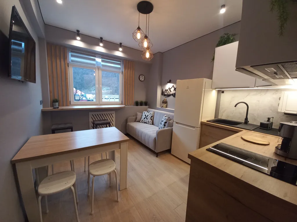 Уютная квартира с новым ремонтом в центре поселка