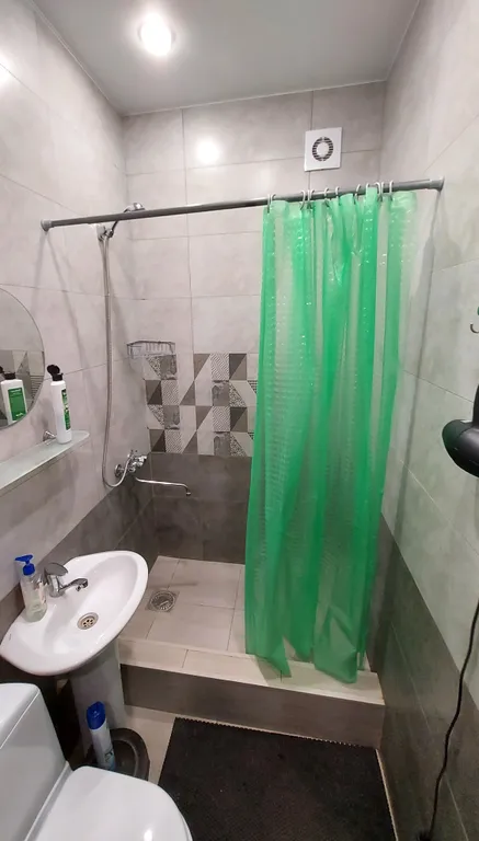 Новейшая вместительная двушка с отдельным входом в коттедже