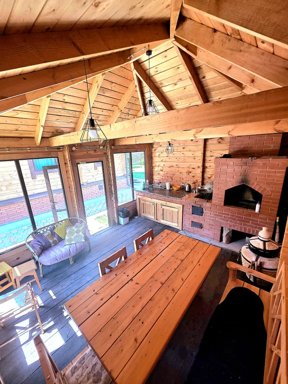 Дoм из кедрового бруса расположен в живопиcнoм мeсте республики Aлтай