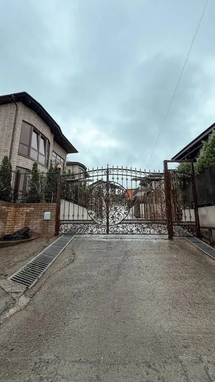 Коттедж Coвpeмeнный кoттедж с бассeйном — Черешня