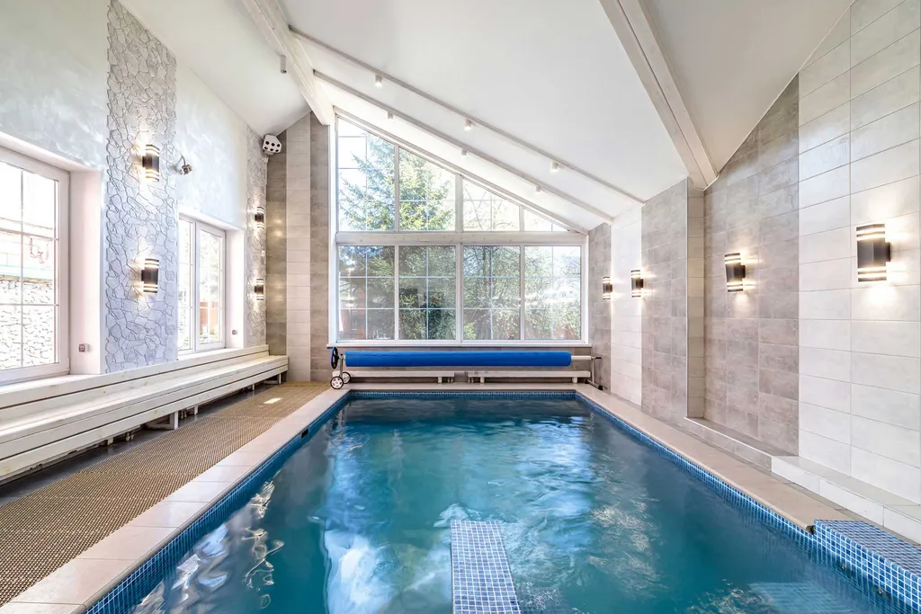 Замок на берегу каскада озер в Новой Москве