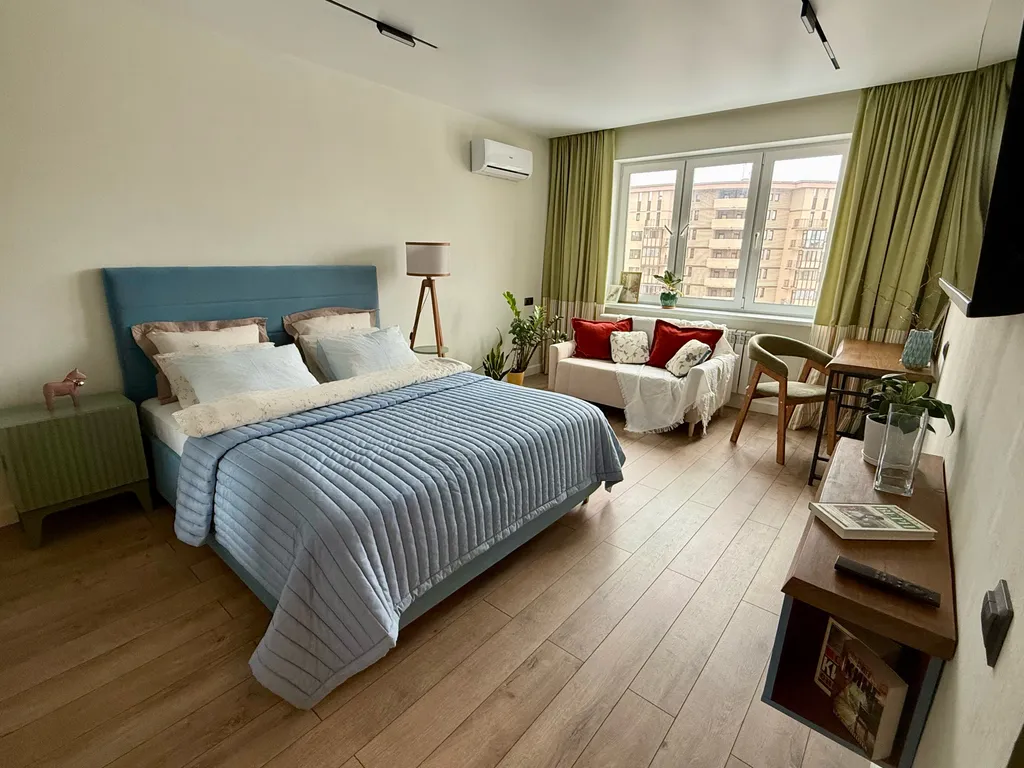 Розовая лошадка у себя дома