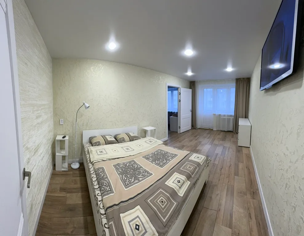 Новая трехкомнатная квартира в самом центре с видом на площадь Победы