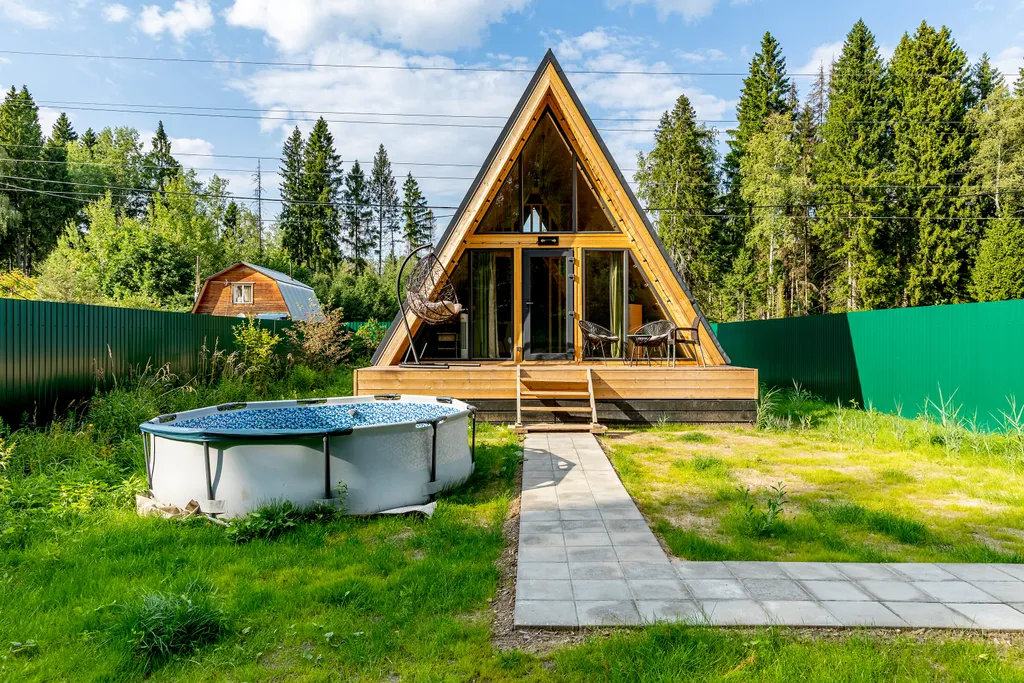 Дом шалаш в окружении леса рядом с озером