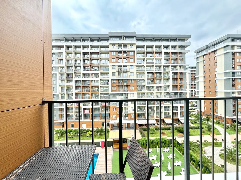 Студия с видом на бассейн