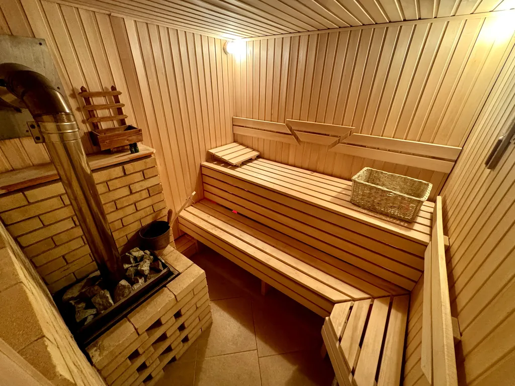 Дом с сауной и бассейном в черте города