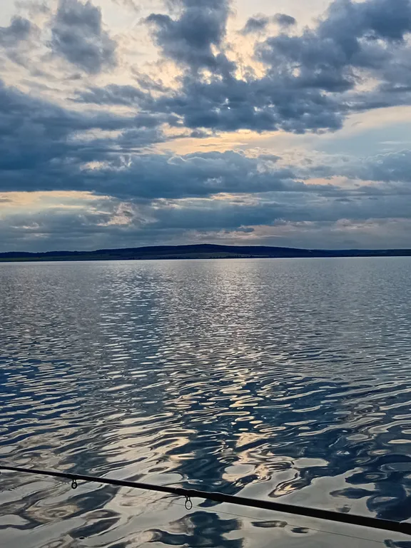 Уютный дом на берегу озера Камбулат